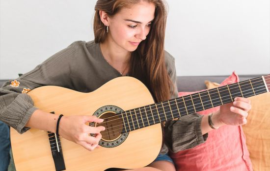 Aprende a tocar el violón desde cero con una aplicación única