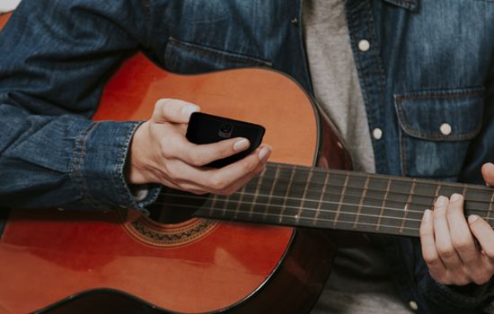 Aprende a tocar el violón desde cero con este innovador aplicativo