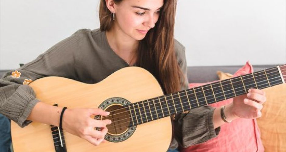 Learn to play the violin from scratch with a unique application